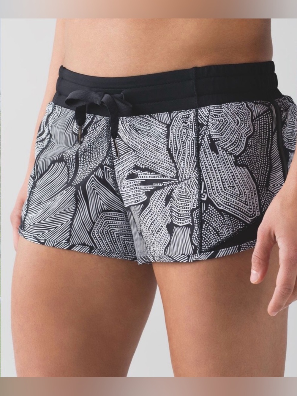 Lululemon Hotty Hot Short Dottie Tribe White Black / Black Running Women’s Sz 6